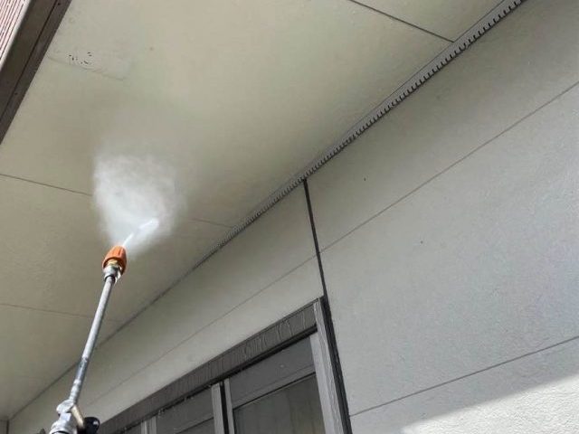 筑紫野市で軒天の洗浄中