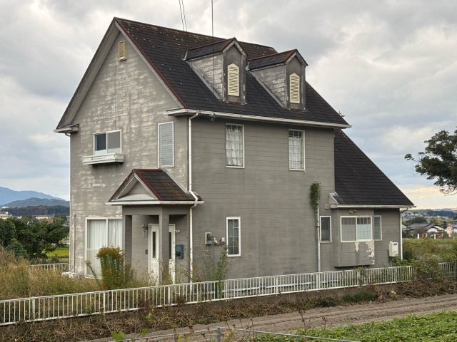 【小郡市】スレート屋根と外壁の調査｜塗膜剥離・板金サビなど著しい経年劣化を確認