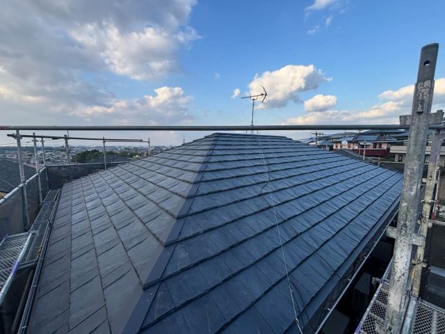 【筑紫野市】ルーガ鉄平を使用した屋根カバー工事｜強風で傷んだスレート屋根を一新