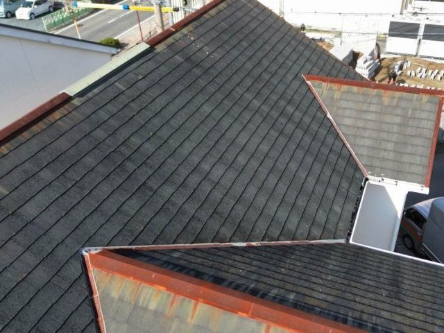 【小郡市】スレート屋根の劣化調査｜苔・カビの繁殖と棟板金の著しいサビを確認