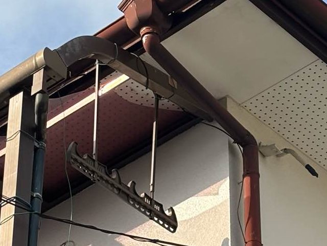 小郡市で割れたベランダ屋根を確認
