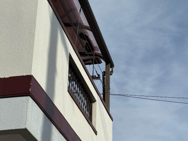 小郡市で破損したベランダ屋根