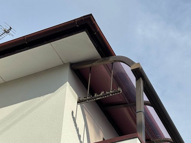 小郡市のベランダ屋根調査｜強風によるポリカーボネート板の割れ・破損を確認