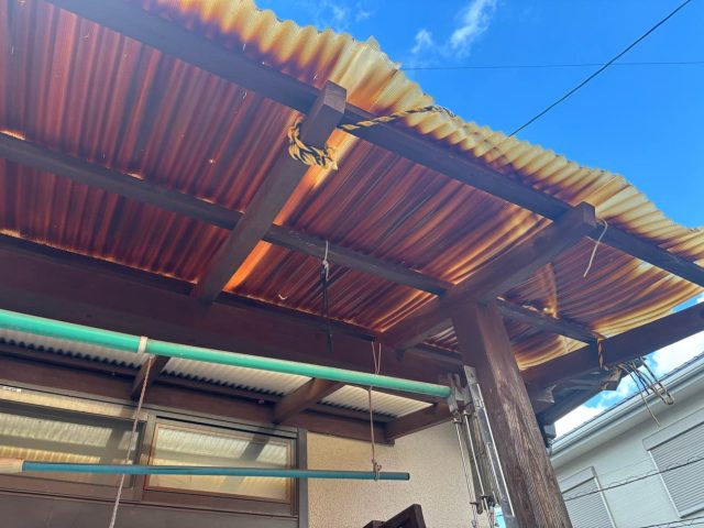 太宰府市の茶色く変色したベランダ屋根