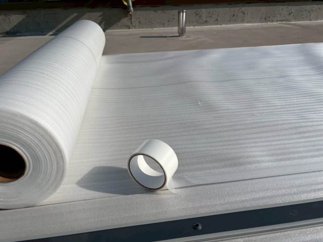 太宰府市の防水工事で通気緩衝シートを施工