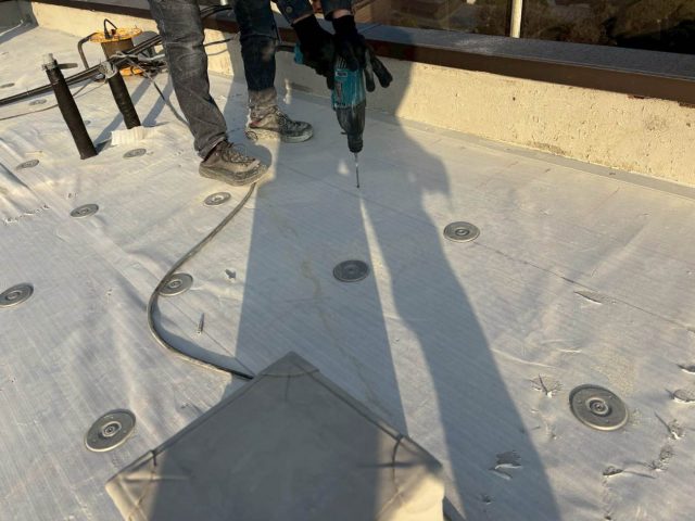 太宰府市にて通気緩衝シートを固定中