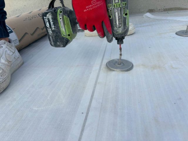 太宰府市にて絶縁シートを留めている様子