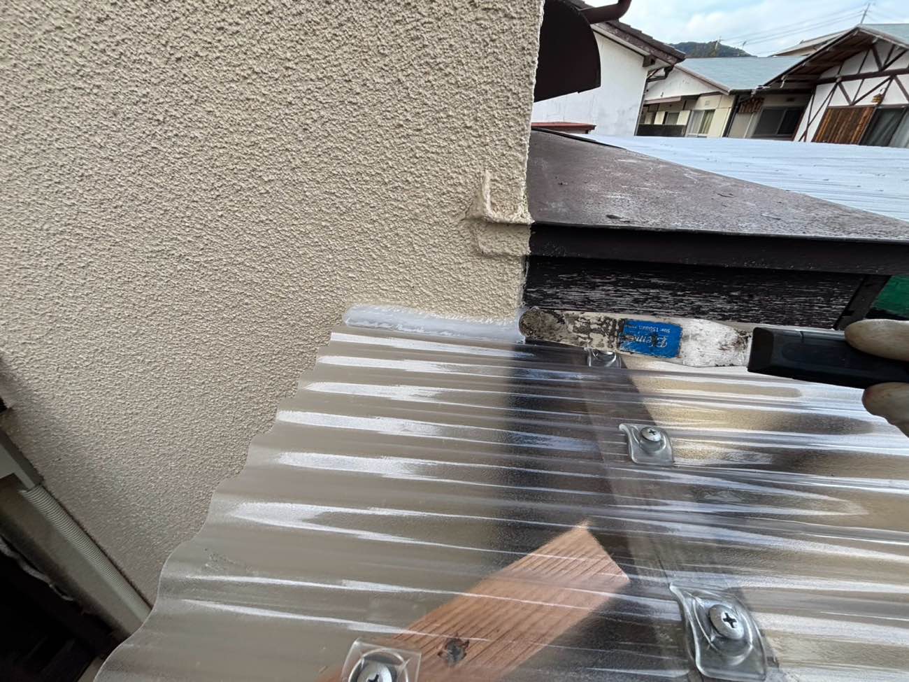 太宰府市の波板交換工事、壁側の施工