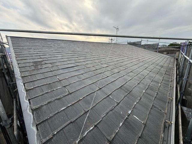 【筑紫野市】スレート屋根の調査｜複数のひび割れ・欠けを確認、防水性低下による雨漏りリスク