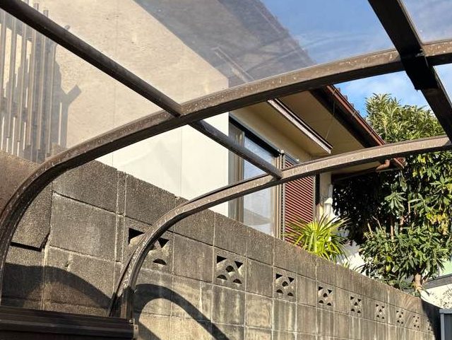 【小郡市】カーポート屋根の調査｜強風による穴あき・ひび割れなどの破損を確認
