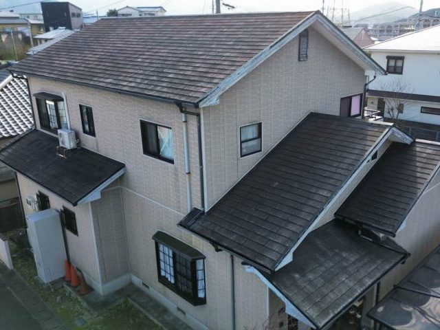 【小郡市】スレート屋根の調査｜深刻な経年劣化や苔の繁殖を確認