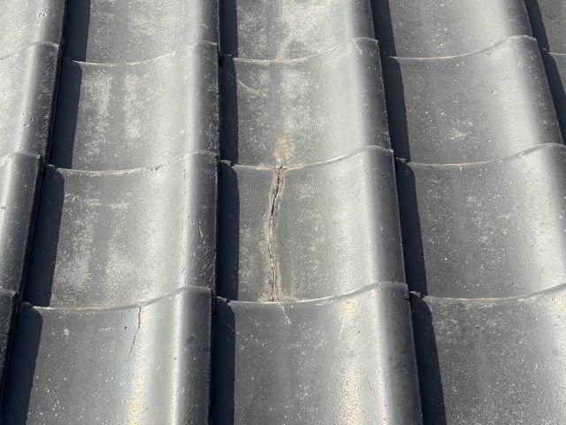 筑紫野市の経年劣化でひび割れた瓦