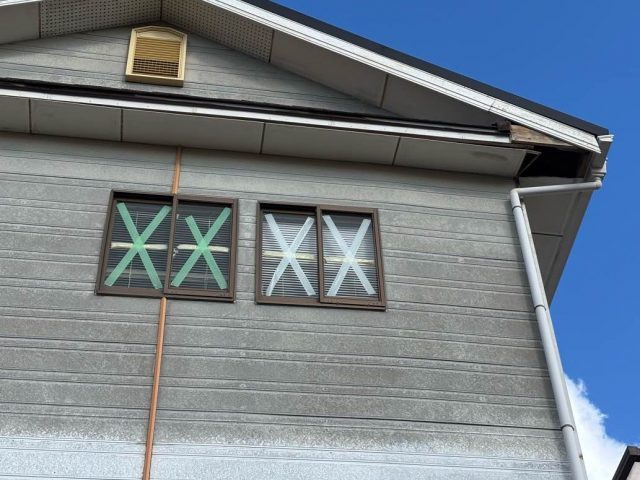 小郡市の破損した軒天・破風板