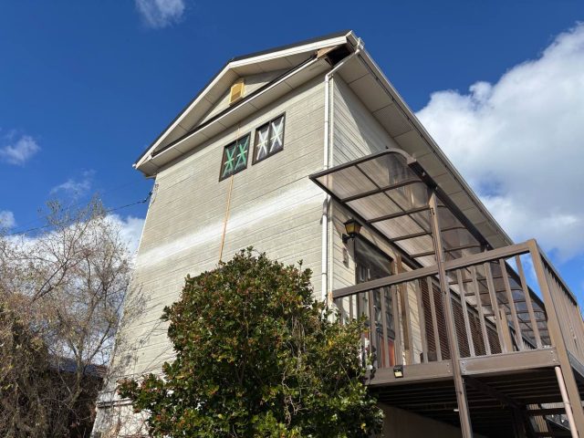 小郡市の屋根調査｜軒天井の穴あきと破風板の破損を確認、強風被害について