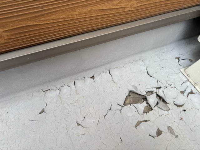 太宰府市で確認された防水層のひび割れ