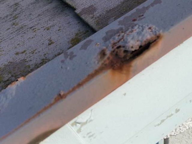 久留米市の錆で穴あきが生じた板金部分