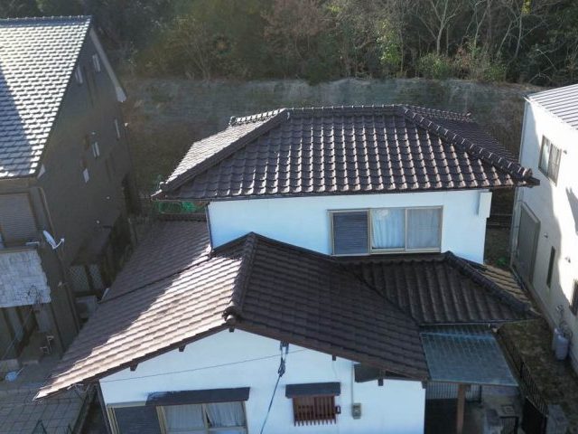【筑紫野市】瓦屋根の雨漏り調査｜劣化した谷板金と傷んだ軒天井・破風板を確認
