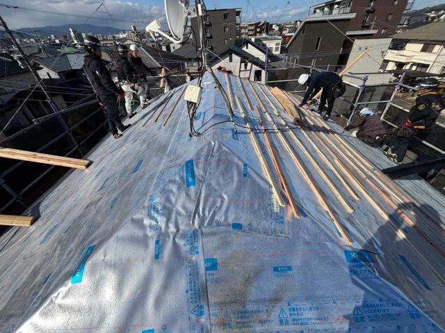 筑紫野市で桟木を設置中