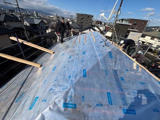 筑紫野市のカバー工事で防水紙施工