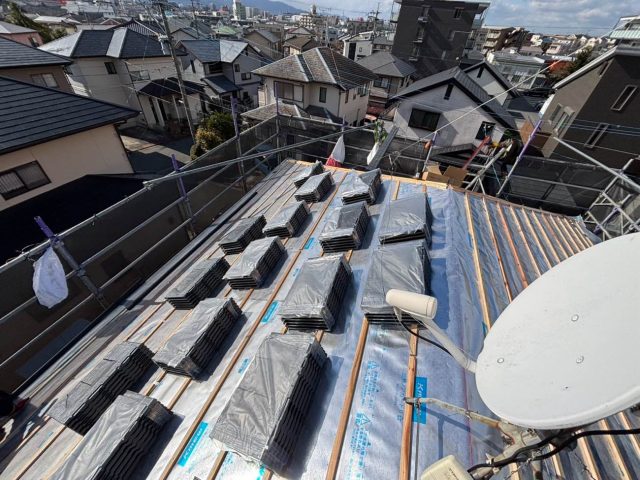 【筑紫野市】スレート屋根の老朽化対策｜防水シート施工から始める屋根カバー改修工事