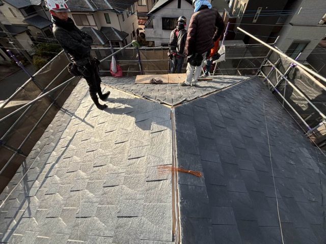 筑紫野市で棟板金の施工を始める職人