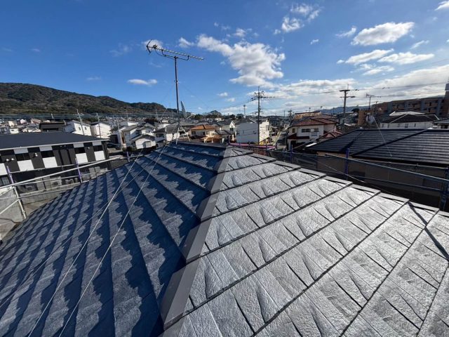 【筑紫野市】ルーガ鉄平でスレート屋根を重ね葺き｜錆びた棟板金も一新したカバー工事