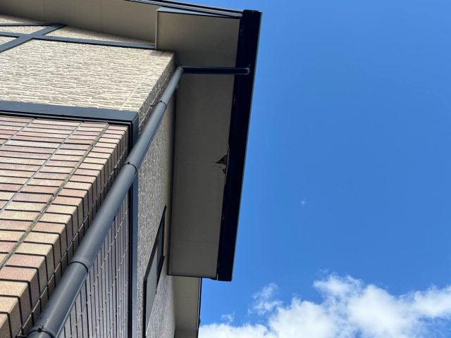 小郡市で調査で軒天井の破損を確認