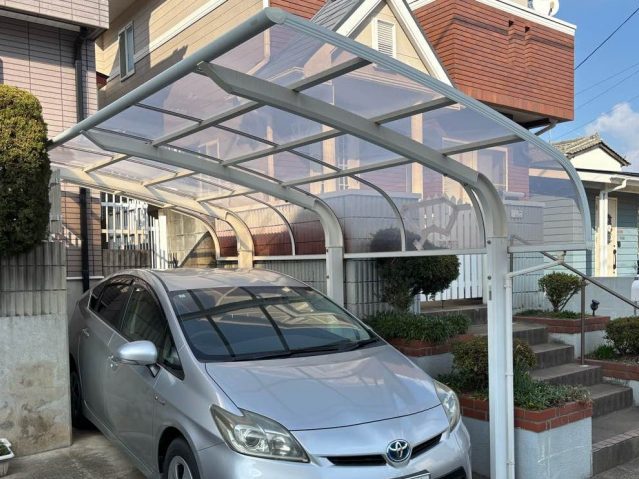 筑紫野市でカーポート屋根の調査｜車がボールに衝突し破損、ポリカ屋根の被害状況と火災保険適用条件