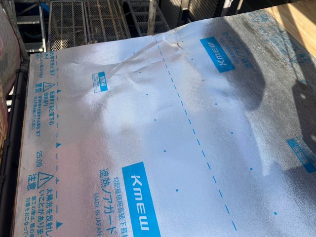 筑紫野市の葺き替え工事で防水シート敷設