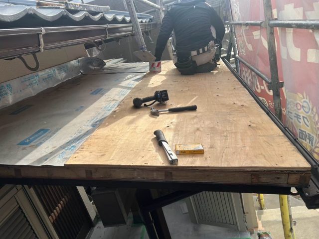 筑紫野市で野地板の施工を行う職人