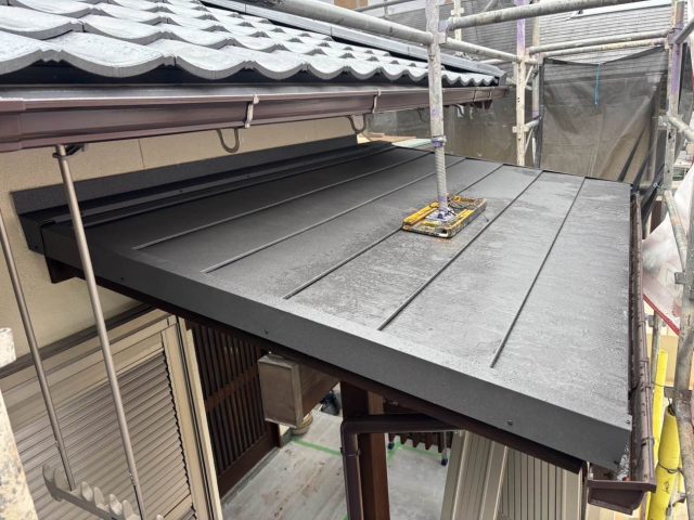 【筑紫野市】老朽化した屋根の葺き替え｜ガルバリウム鋼板「スーパーガルテクト」で耐震化・軽量化