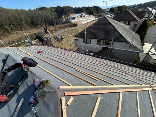 【小郡市】色褪せたスレート屋根をカバー工法でリニューアル｜高圧洗浄から防水施工、桟木設置まで