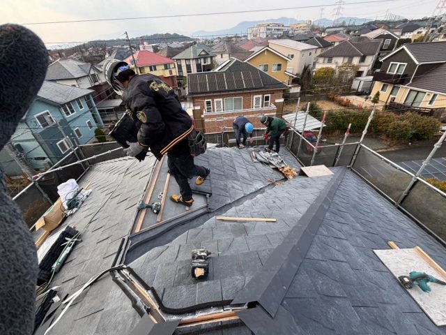 小郡市で棟板金を施工する様子