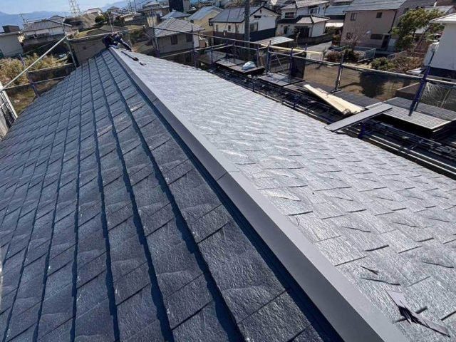 【小郡市】スレートからルーガ鉄平への屋根カバー工事｜自然石を思わせる重厚感のあるデザインへ