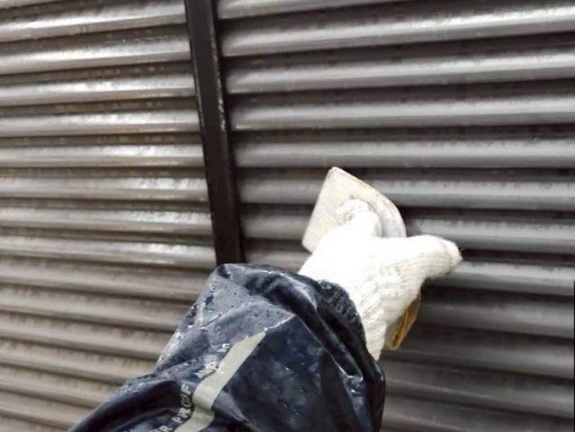 小郡市の外壁塗装における雨戸の研磨