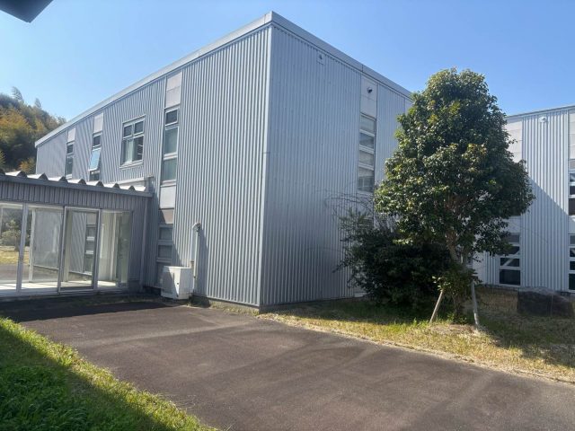 【太宰府市】事務所の雨漏り調査｜金属屋根のコーキングと雨押え板金に劣化が発覚