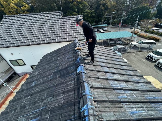 太宰府市で防水シート上貼りを行う職人