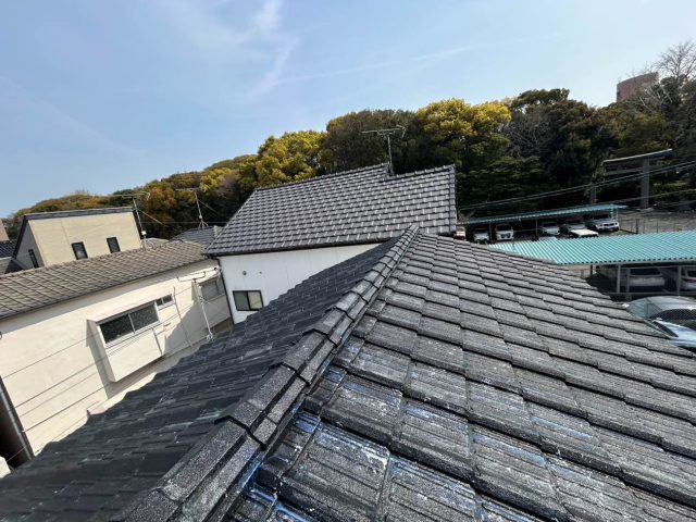 太宰府市で雨漏り応急処置の作業中