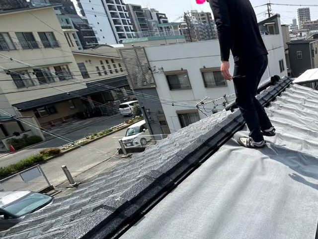 太宰府市で防水紙の上貼りを進める職人