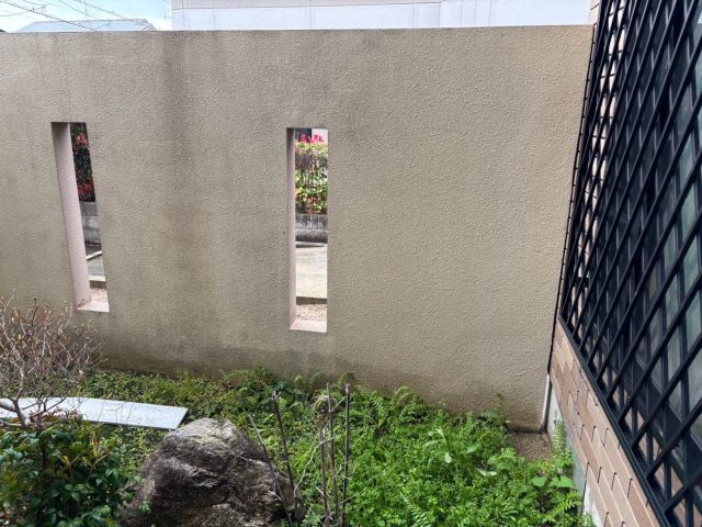 太宰府市で汚れた塀の洗浄作業