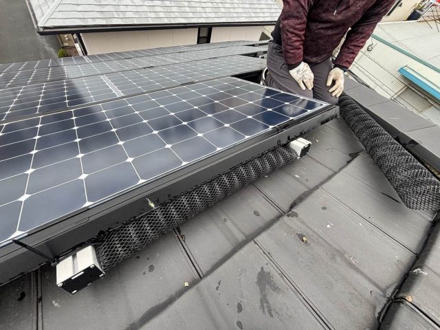 【太宰府市】太陽光パネル下への鳩よけ設置と外構洗浄｜スレート屋根の鳥害対策・美観回復