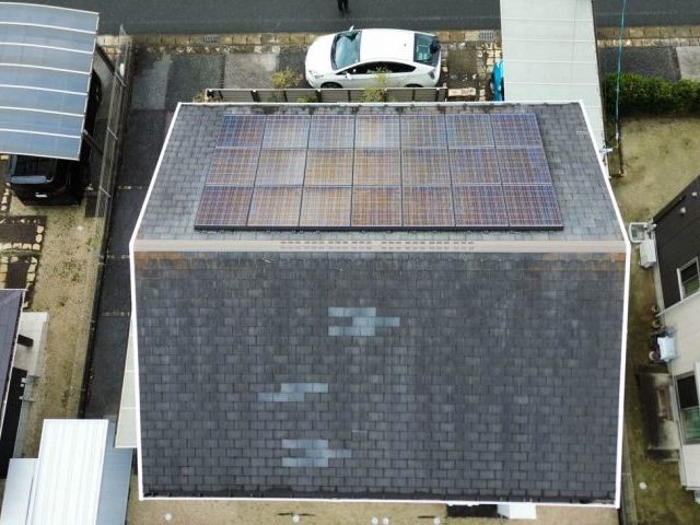 【筑紫野市】強風被害の屋根調査｜太陽光パネル付きのスレート屋根にずれ・ひび割れ