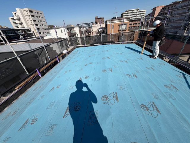太宰府市のカバー工事で防水紙敷設