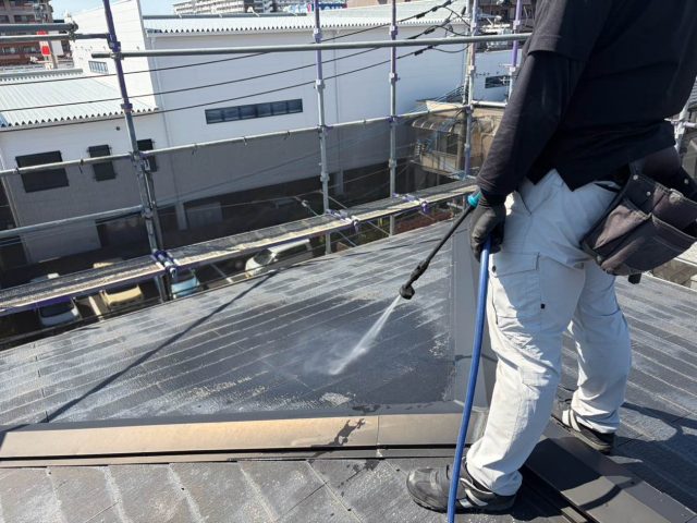 太宰府市でスレート屋根を洗浄中