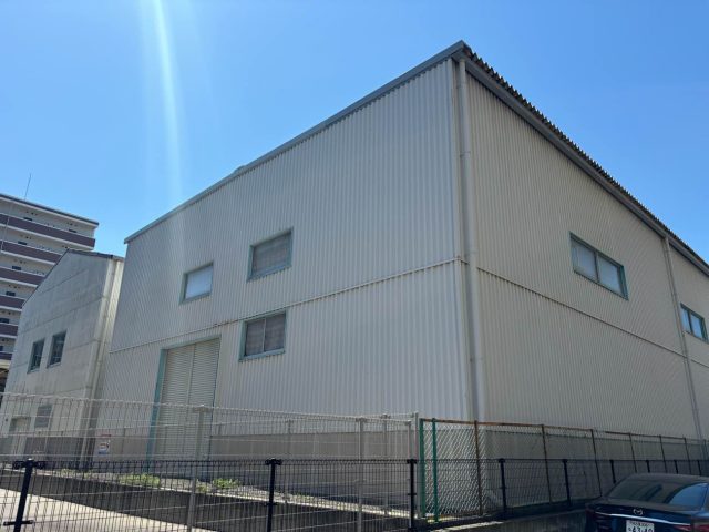 【小郡市】倉庫の雨漏り調査｜金属陸屋根に発生したサビによる浸水リスクを確認