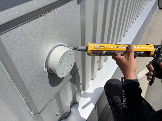 太宰府市でシーリングを充填しているところ