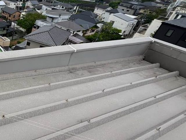 【小郡市】笠木のコーキング補修工事｜工場の陸屋根で発生した雨漏りを解消
