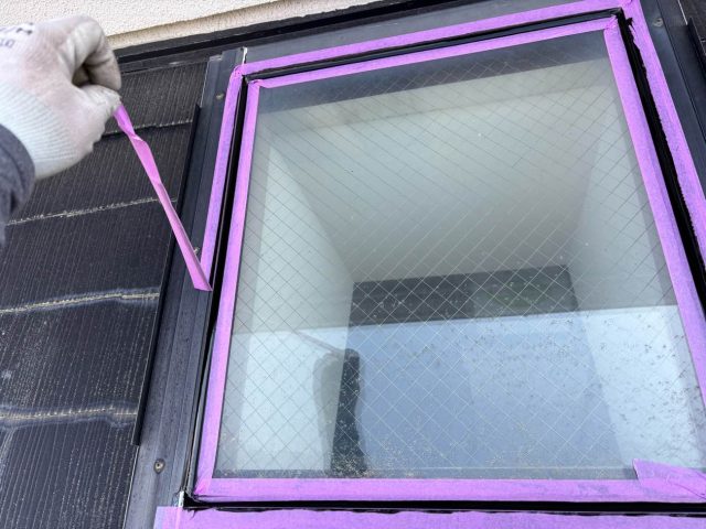 太宰府市でシーリング充填後テープを剥がしているところ