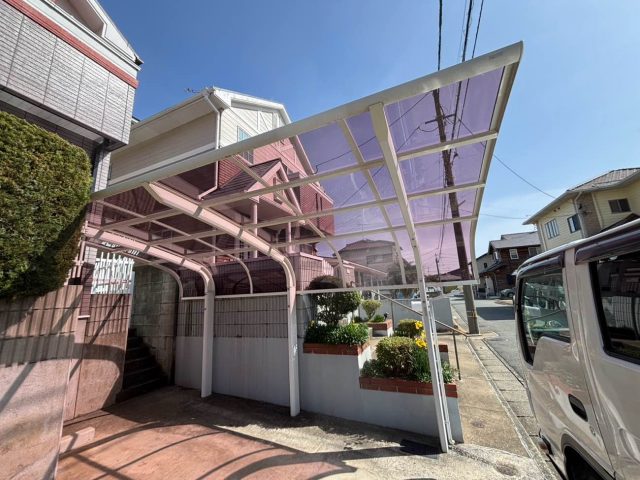 筑紫野市でポリカーボネートパネル交換工事｜ボールが当たって割れたカーポート屋根を修理