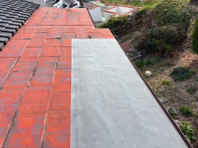 太宰府市で屋根下地の補強と防水紙施工